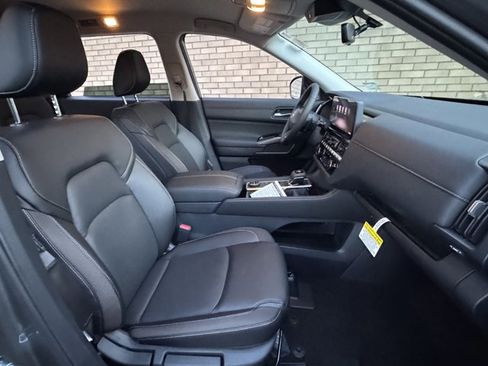 New 2026 Nissan Pathfinder SL image 4