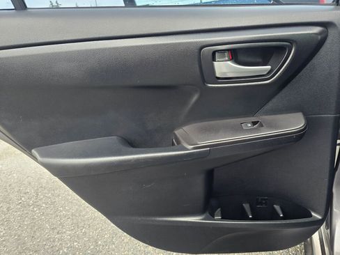 Used 2015 Toyota Camry SE FWD image 18