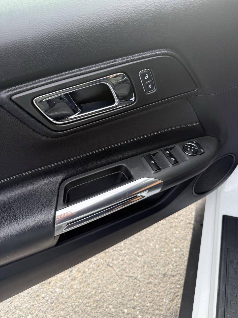 Used 2016 Ford Mustang Convertible RWD image 17