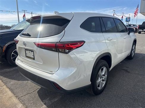 Used 2021 Toyota Highlander LE image 3