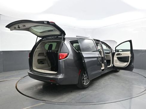 Used 2023 Chrysler Voyager LX image 44