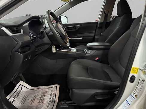 Used 2021 Toyota RAV4 LE image 9
