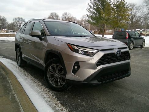 Used 2022 Toyota RAV4 XLE Premium image 4