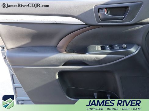 Used 2019 Toyota Highlander Plus AWD/4WD image 21