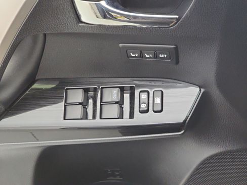 Used 2018 Toyota RAV4 Limited FWD image 27