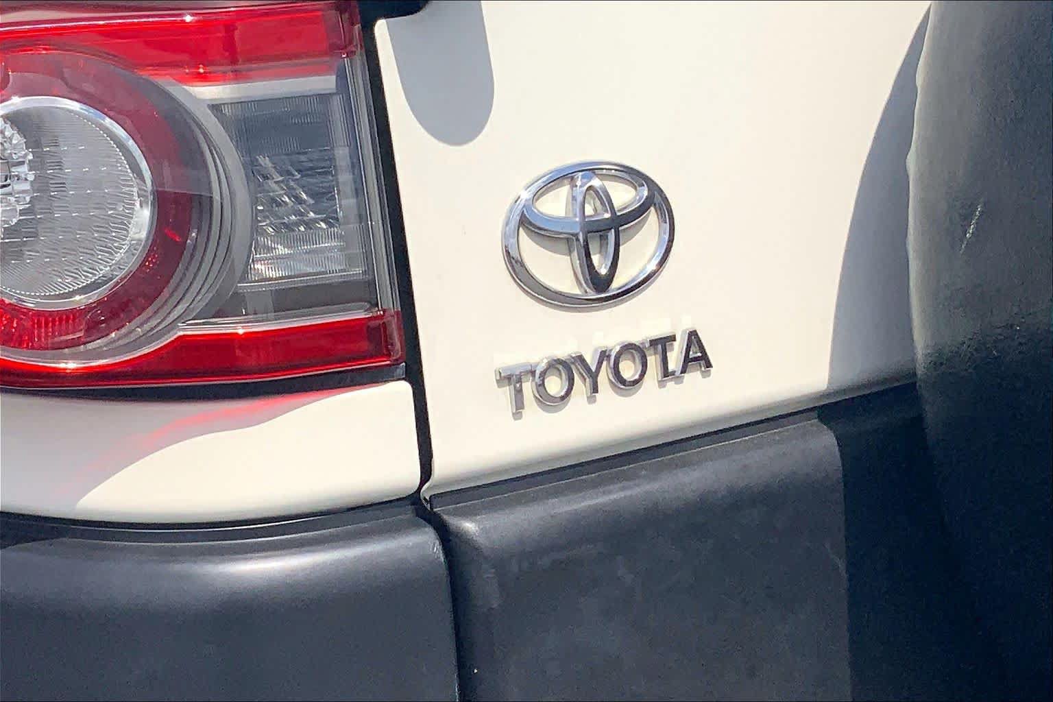 Used 2014 Toyota FJ Cruiser 4WD w/ Upgrade Package image 9