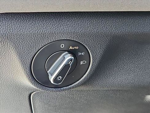 Used 2025 Volkswagen Jetta SE FWD image 21