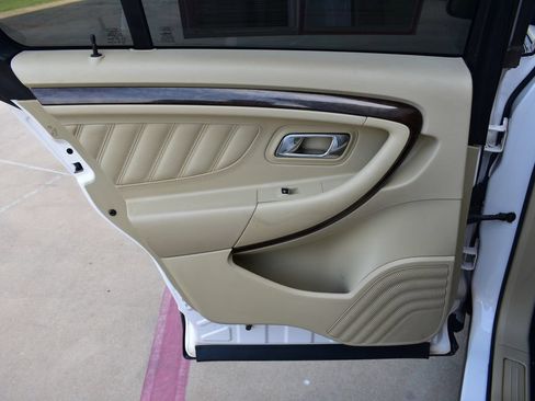 Used 2017 Ford Taurus Limited FWD image 19
