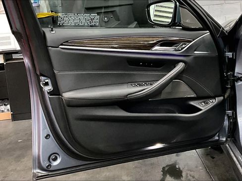 Used 2022 BMW 530e w/ Premium Package image 21