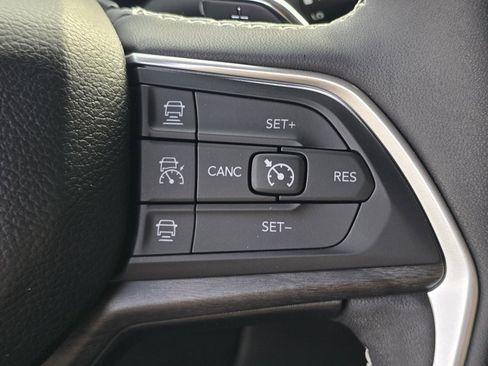 Used 2024 Jeep Grand Cherokee Limited w/ Black Appearance Package image 23