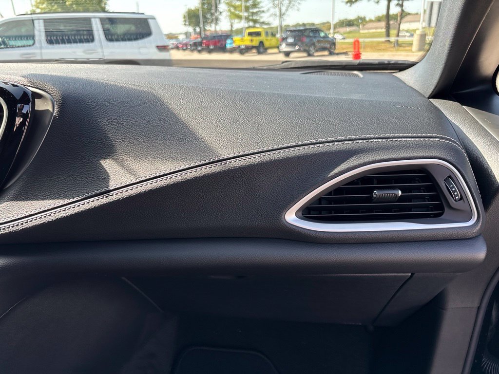 New 2027 Chrysler Pacifica Select FWD image 29