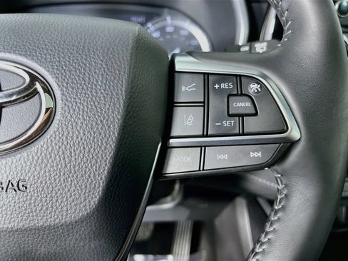 Used 2021 Toyota Highlander XSE AWD/4WD image 16