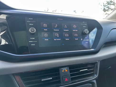 Certified 2022 Volkswagen Taos SE w/ Panoramic Sunroof Package image 9