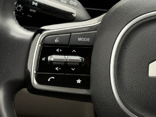 Used 2025 Kia Carnival FWD image 13