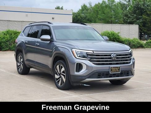 Used 2024 Volkswagen Atlas SE w/ Panoramic Sunroof Package FWD image 3