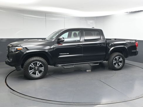 Used 2017 Toyota Tacoma TRD Sport image 9
