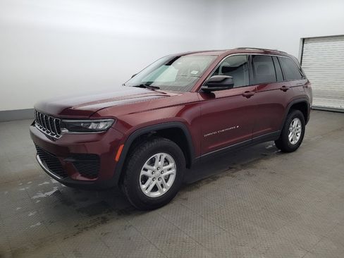 Used 2023 Jeep Grand Cherokee Laredo AWD/4WD image 2