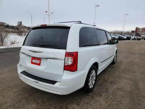 Used 2014 Chrysler Town & Country Touring image 7