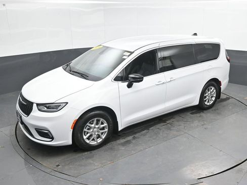 New 2026 Chrysler Pacifica Select FWD image 34