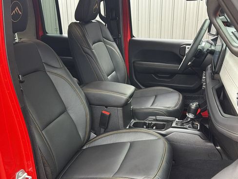Used 2025 Jeep Wrangler Unlimited Sahara AWD/4WD image 35