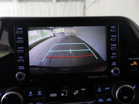 Used 2021 Toyota Highlander XLE AWD/4WD image 19