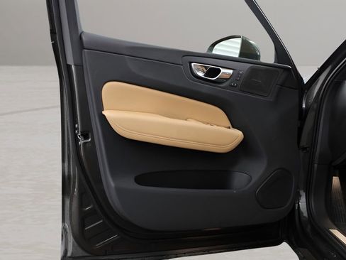 Used 2019 Volvo XC60 T5 Momentum w/ Multimedia Package image 28