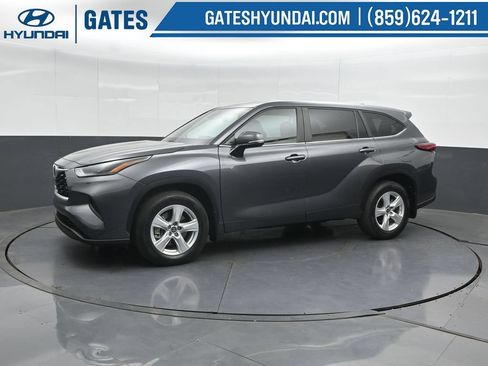 Used 2023 Toyota Highlander L FWD image 7