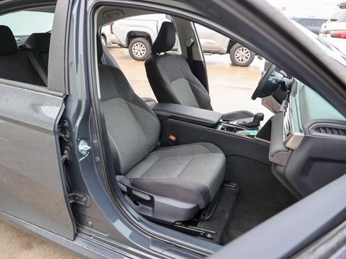 Used 2025 Toyota Camry LE image 33