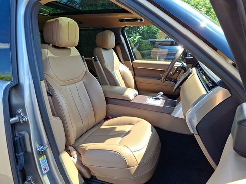 Used 2025 Land Rover Range Rover Long Wheelbase SE AWD/4WD image 3