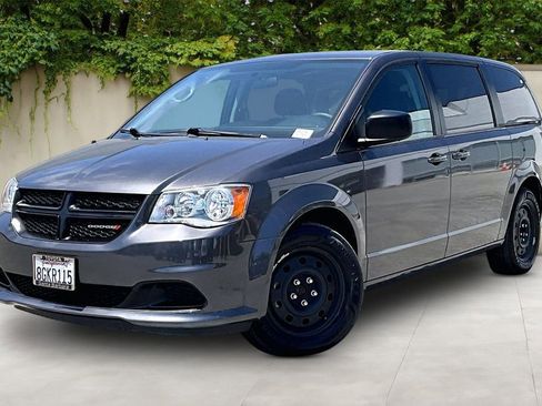 Used 2018 Dodge Grand Caravan SE FWD image 3