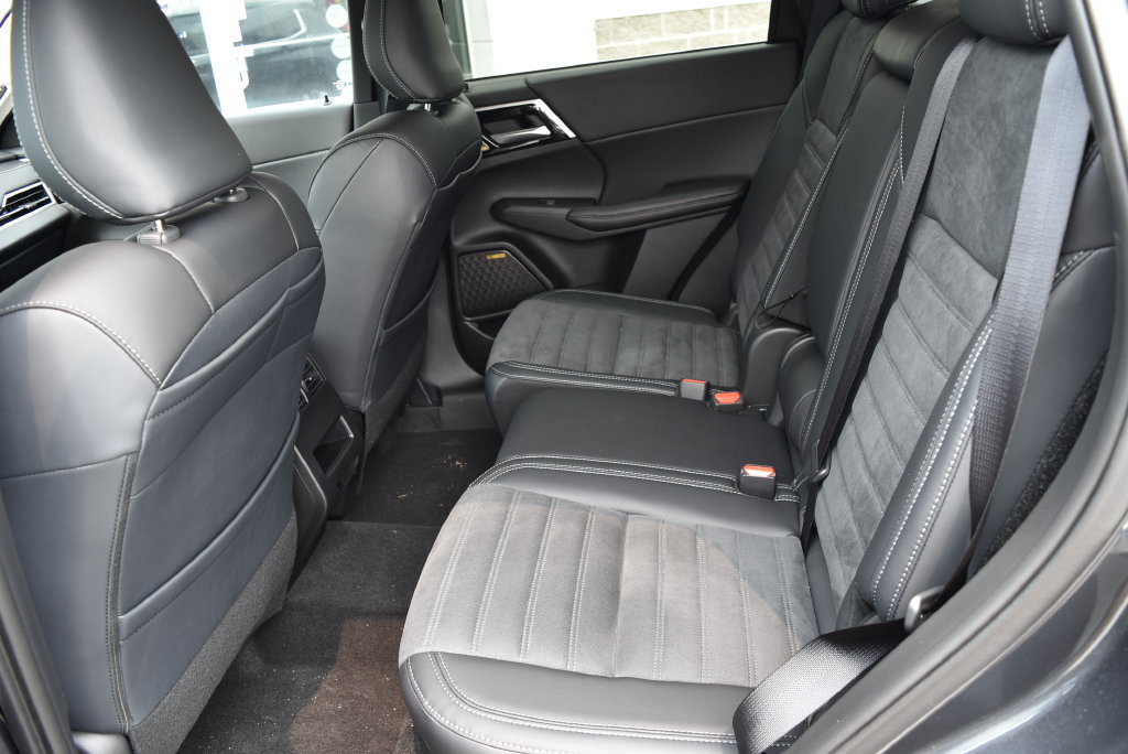New 2025 Mitsubishi Outlander AWD image 12