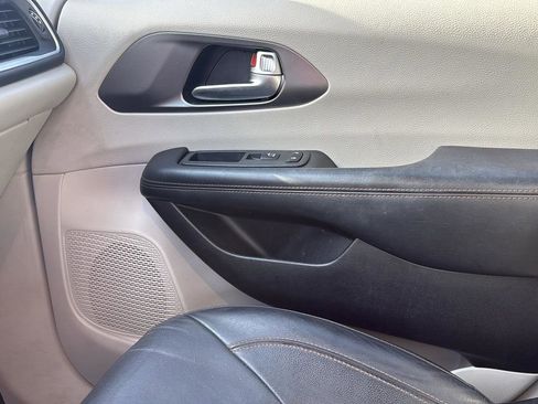 Used 2020 Chrysler Pacifica Touring-L image 24