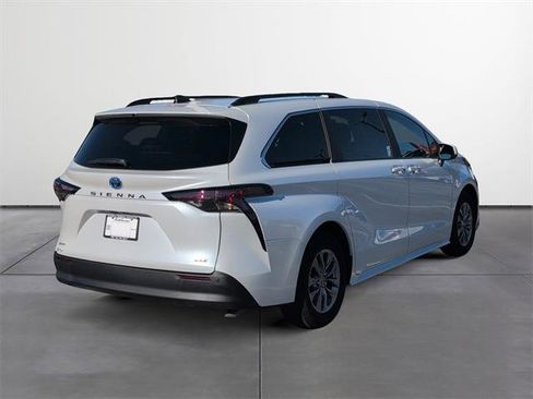 Used 2025 Toyota Sienna XLE image 5