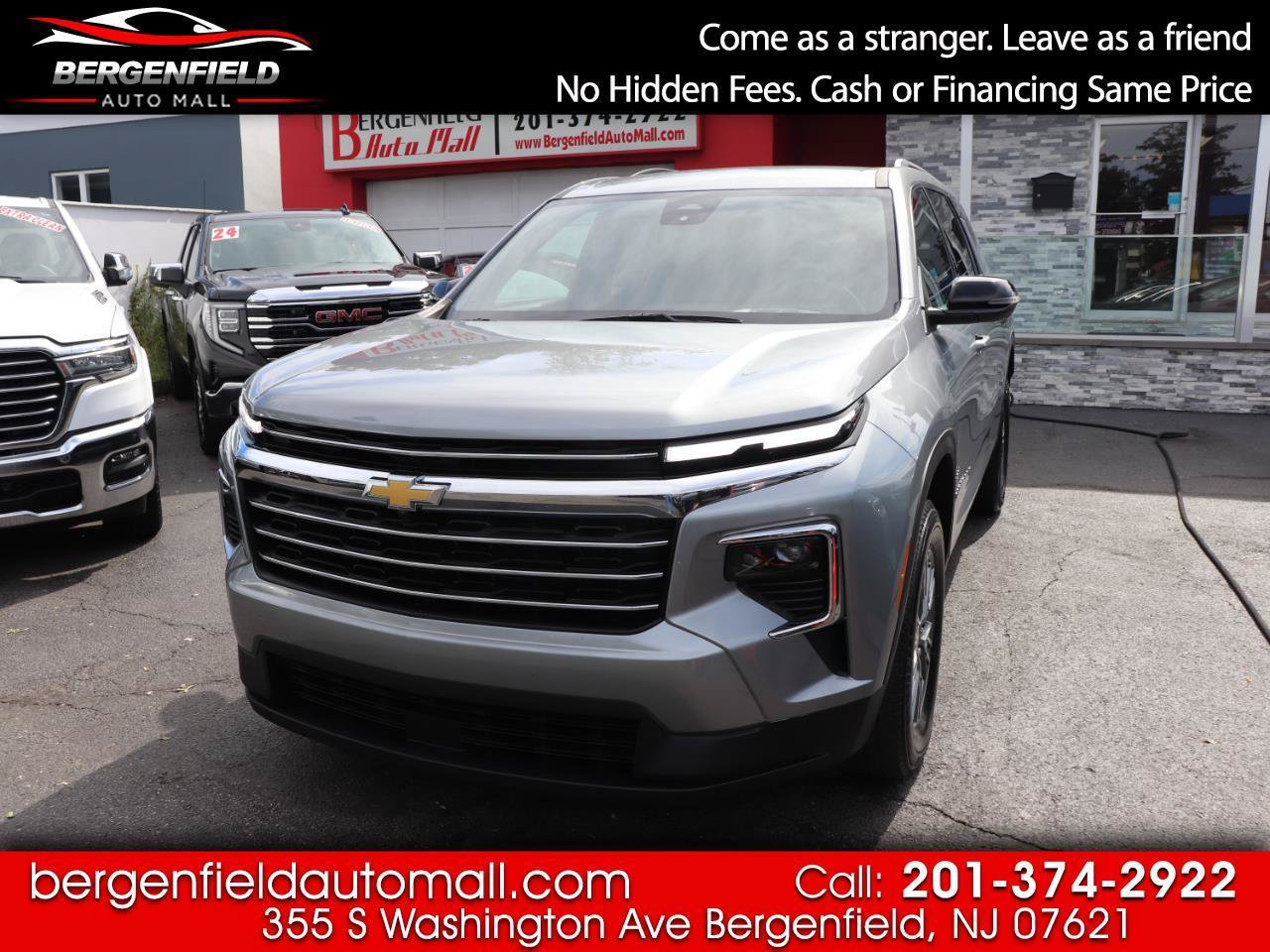 Used 2025 Chevrolet Traverse LT FWD image 1