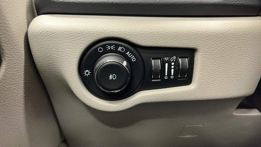 Used 2024 Chrysler Pacifica Touring-L FWD image 33