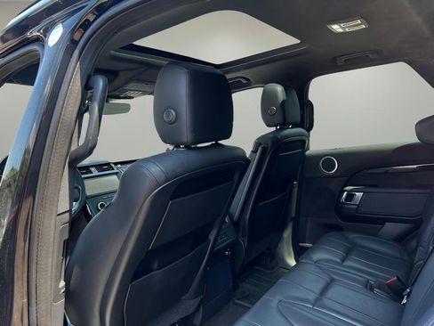 Used 2018 Land Rover Discovery SE image 25