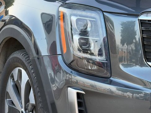 Used 2022 Kia Telluride EX w/ EX Premium Package FWD image 4