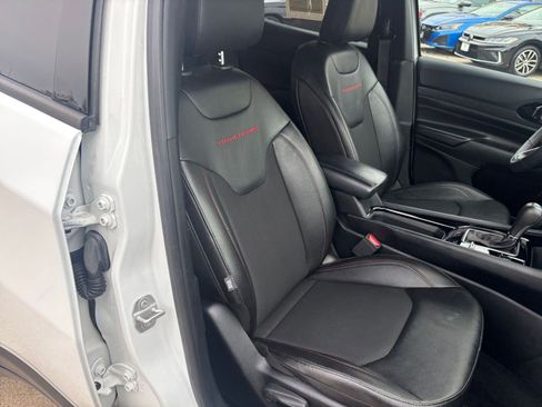 Used 2025 Jeep Compass Trailhawk image 35