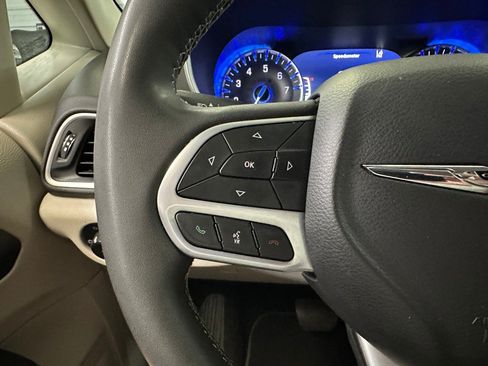 Used 2024 Chrysler Pacifica Touring-L FWD image 10
