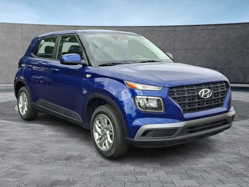 Certified 2022 Hyundai Venue SE FWD image 2