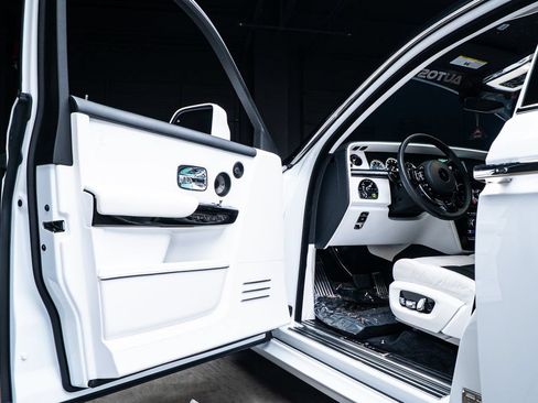 Used 2022 Rolls-Royce Phantom Sedan w/ The Phantom Package RWD image 40
