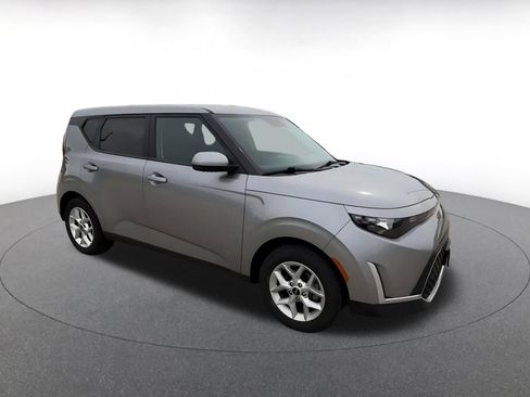 Used 2025 Kia Soul LX w/ LX Technology Package FWD image 2