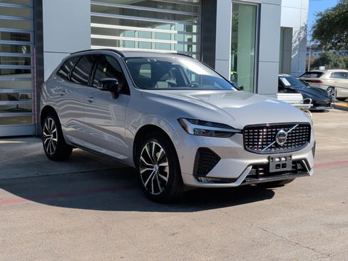 Used 2025 Volvo XC60 B5 Plus image 2