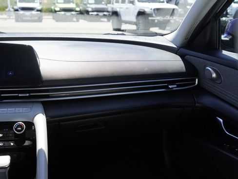 Used 2024 Hyundai Elantra Limited FWD image 28