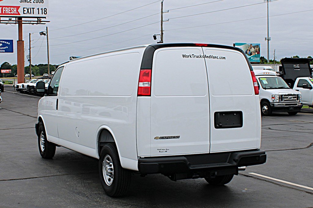 Used 2025 Chevrolet Express 3500 Extended w/ Driver Convenience Package RWD image 4