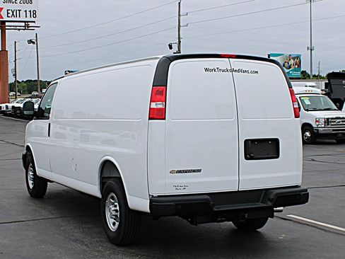 Used 2025 Chevrolet Express 3500 Extended w/ Driver Convenience Package RWD image 4