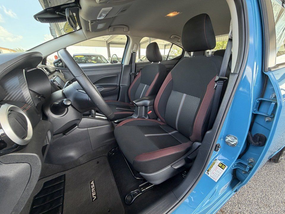 Used 2025 Nissan Versa SR FWD image 10