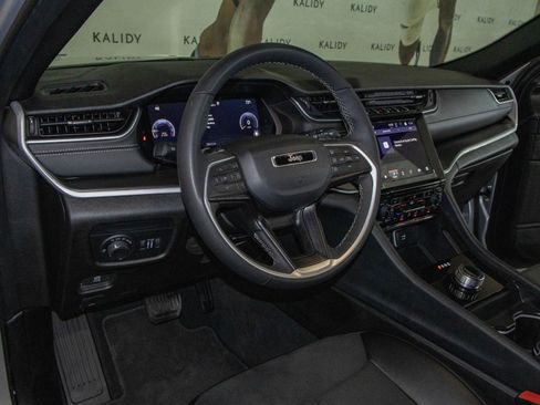 Used 2025 Jeep Grand Cherokee Altitude AWD/4WD image 5