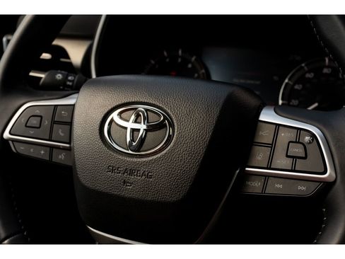 Used 2025 Toyota Highlander XLE AWD/4WD image 31