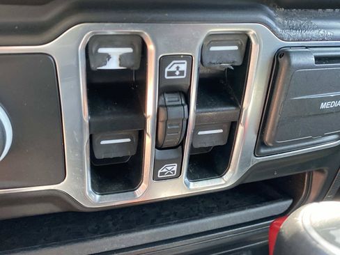 Used 2022 Jeep Wrangler Unlimited Sahara AWD/4WD image 32